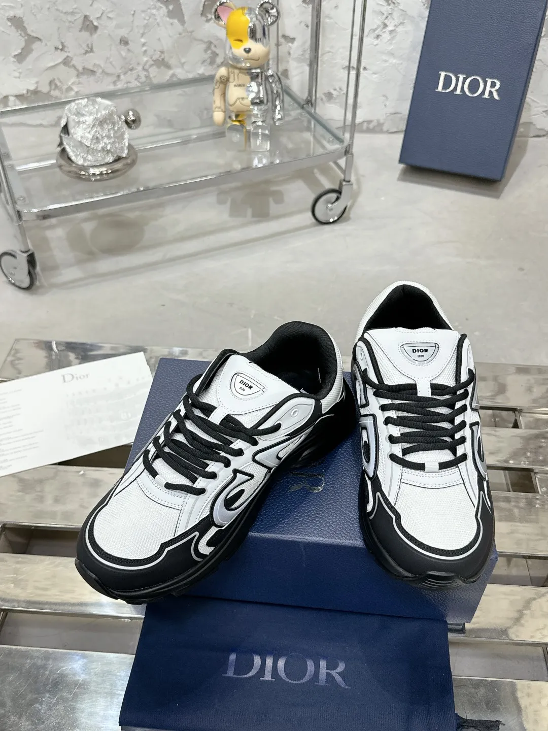 Men's men's shoes 💰600❤️❤️❤️High version Dior Dior's latest color matching B30 series reflective dad sneakers original 17380💰 purchased for development and production Brand new B30 sneakers Dad Shoes style shoes that follow the trend of the retro market The Dior logo on the tongue also indicates that this pair of shoes is the B30 model! B30 uses fine-textured leather and mesh cloth materials to form a shoe body. There are conspicuous letters CD on both sides of the shoe body to indicate identity. Many lines on the shoe body outline details to make the shoes look less monotonous and full of retro flavor. The delivery counter is exquisitely packaged🛍📦 ▪️Fabric: Original customized technical fabric + mesh ▪️Inner lining: Customized breathable lining ▪️Outsole: Original molded IP foam + TPU outsole ▪️Sole thickness: 3.5CM ▪️Size: Women’s size 35-40 / Men’s size 39-46